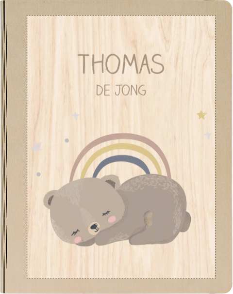 Houten babyboek met naam en slapende beer