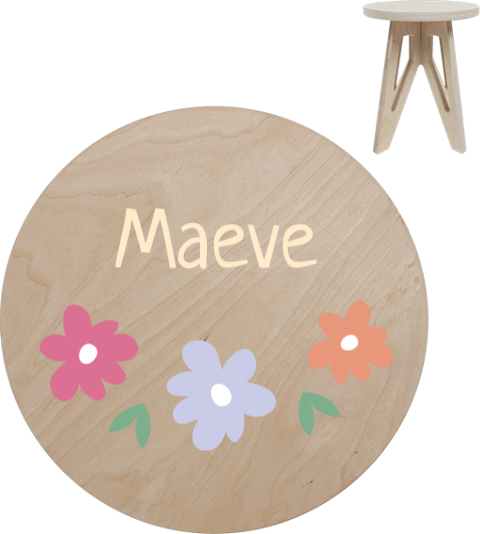 Houten krukje met naam en drie bloemen