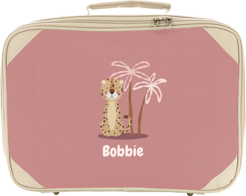 Koffertje met naam en luipaard onder palmboom
