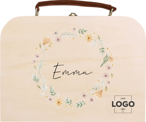 Houten koffertje met bloemenkrans en logo