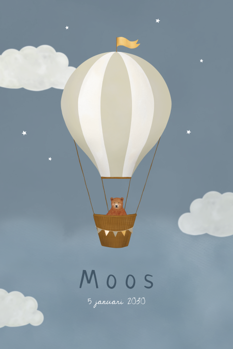 Blauw geboortekaartje jongen met beertje in luchtballon, wolken en sterren
