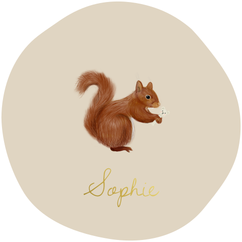 Beige geboortekaartje speels rond met eekhoorn en goudfolie