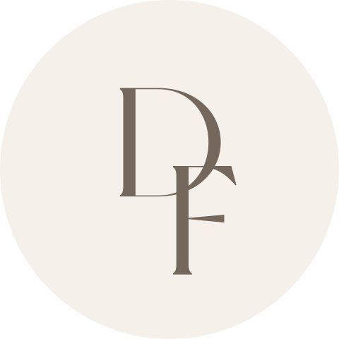 Minimalistische sluitsticker beige met initialen