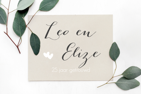 Jubileumkaart met eucalyptus blaadjes voor 25 jaar