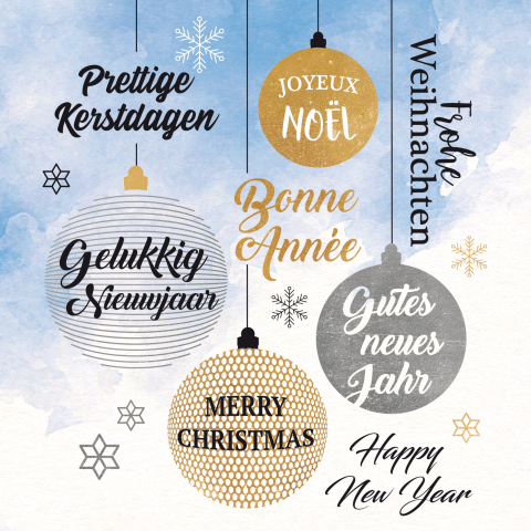 Kerstkaart met kerstballen en internationale tekst
