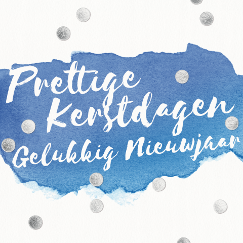 Kerstkaart met zilverkleurige confetti en watercolor