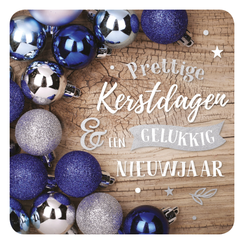 Sfeervolle kerstkaart met blauwe kerstballen en hout