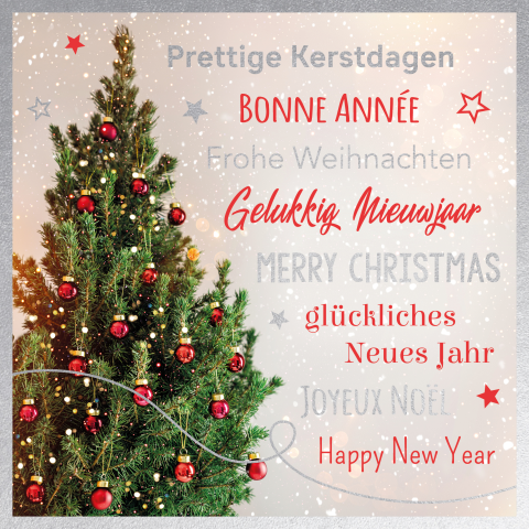 Sfeervolle kerstkaart met kerstboom en teksten in zilverfolie look