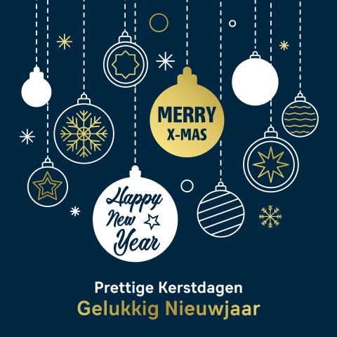 Donkerblauwe kerstkaart met kerstballen en goudfolie