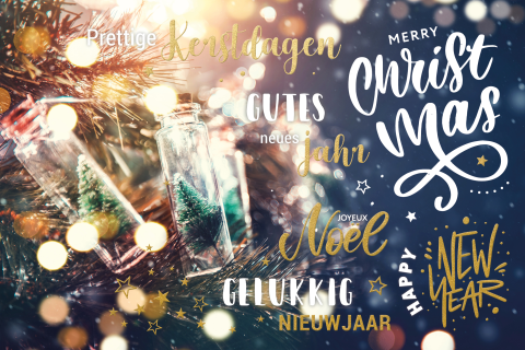 Sfeervolle kerstkaart met kerstboom en teksten in goudfolie look