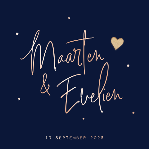 Trendy donkerblauwe trouwkaart met echt houten hartje
