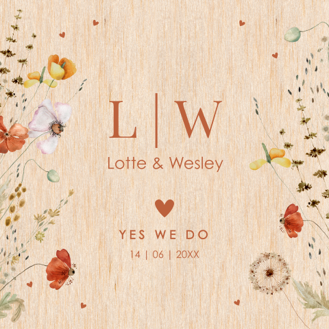 Trouwkaart op echt hout met veldbloemen
