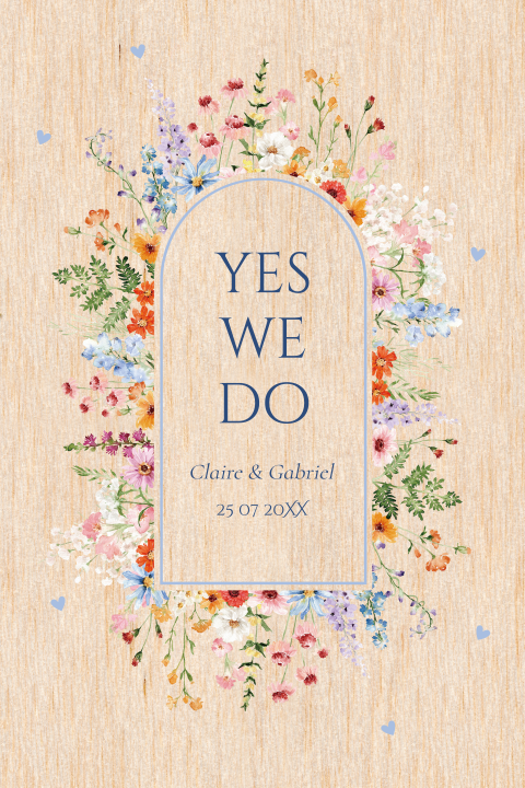 Trouwkaart op echt hout bloemenkrans gekleurd blauw