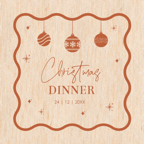 Kerstdiner uitnodiging echt hout kerstballen golvend frame