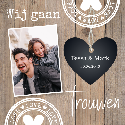 Stoere trouwkaart houtlook foto hartje zwart stempels