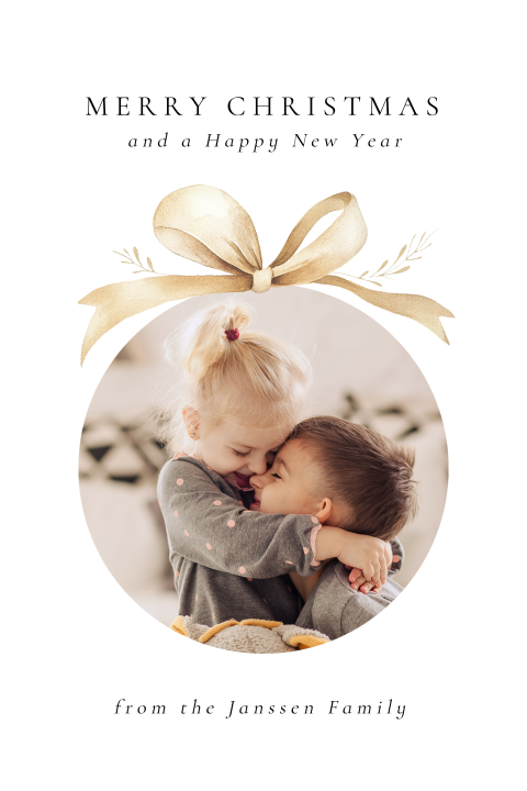 Stijlvolle kerstkaart wit met foto rond kerstbal en strik