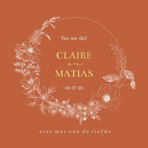 Trouwkaart vierkant roestbruin bloemenkrans goudfolie