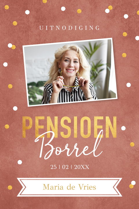Pensioen uitnodiging foto roze vrouw confetti goudlook