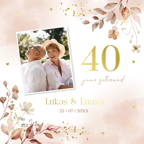 Jubileum uitnodiging met foto bloemen terracotta roze goudfolie