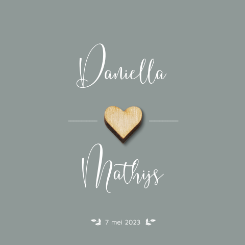 Groene aardetint trouwkaart met echt houten hartje