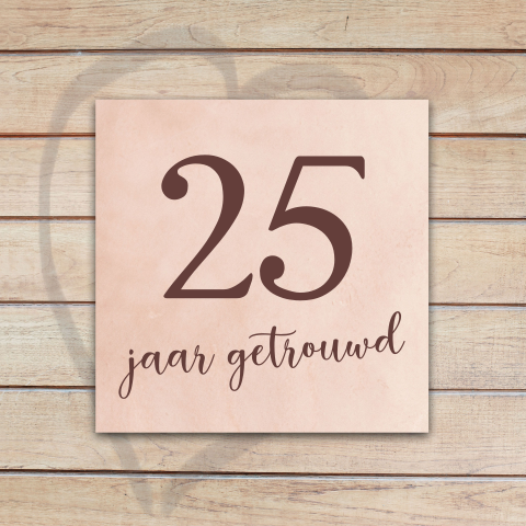 Jubileum uitnodiging roze hart en hout achtergrond