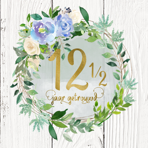 Romantische 12,5 jaar uitnodiging met hout look en bloemen
