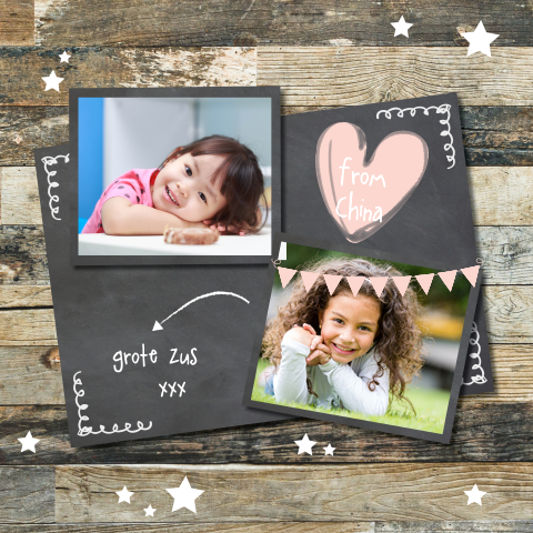 Vrolijk foto collage aankomstkaartje met schoolbord en hout print