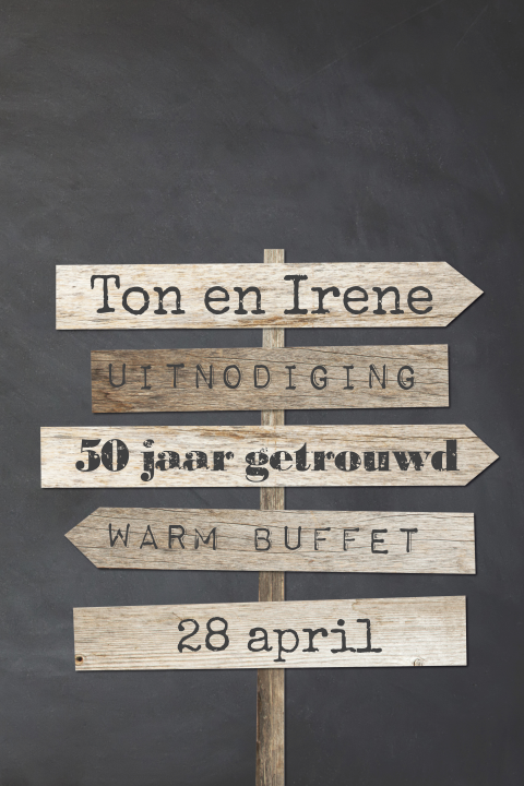 50 jaar getrouwd kaart met hout pijlen en krijtbord look