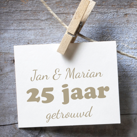 Uitnodiging 25 jaar getrouwd met papier aan wasknijper