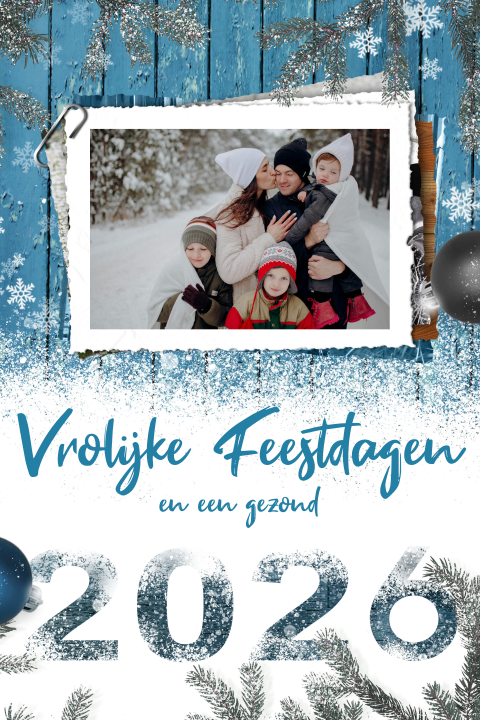 Kerstkaart fotostapel op hout en sneeuw blauw