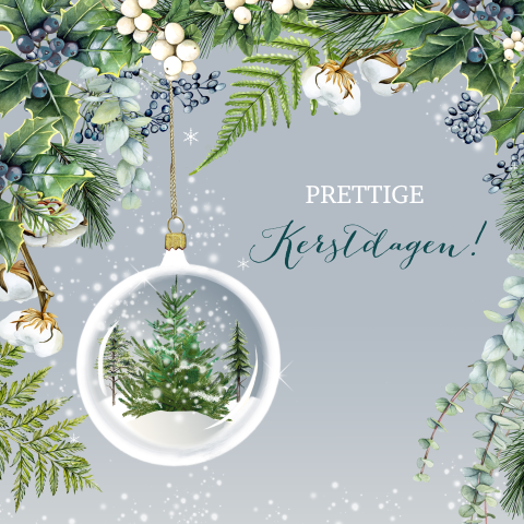 Kerstkaart met kerstbal en winterlandschap