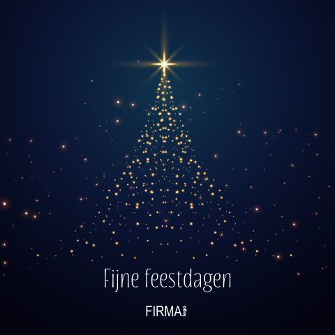 Zakelijke kerkstkaart kerstboom donkere achtergrond