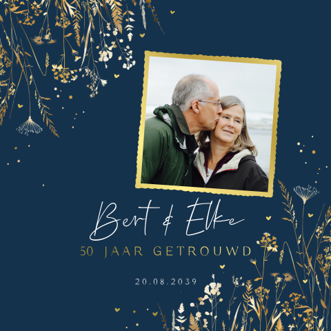 Uitnodiging jubileum 50 jaar getrouwd blauw met foto en bloemen