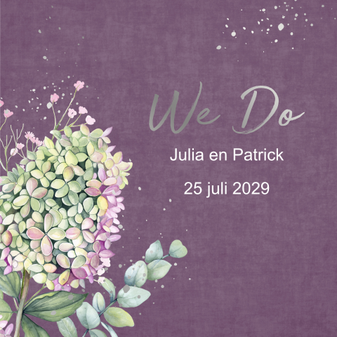 Trouwkaart paarse achtergrond met hortensia en eucalyptus