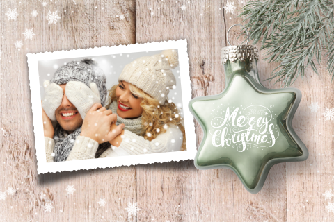 Foto kerstkaart met hout en kerstbal