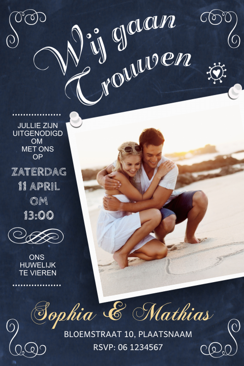 Marineblauw trouwkaart met foto en sierlijke letters