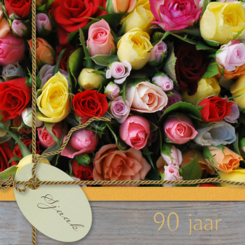 Verjaardag 90 jaar uitnodiging met gele en rode rozen en hout