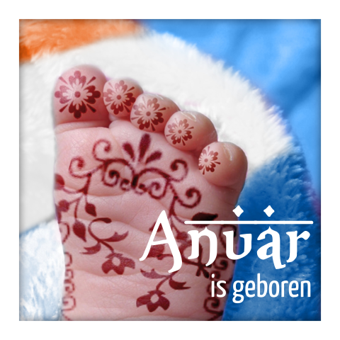 Multicultureel geboortekaartje jongen baby voetje met henna