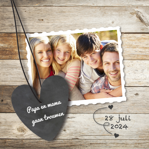 Papa en mama gaan trouwen trouwkaart bruine houten planken en hart