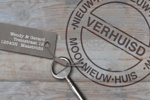 Verhuiskaart van houten achtergrond met label