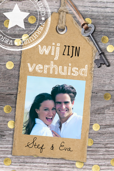 Leuke verhuiskaart met stempel en oude sleutel