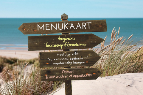 Menu kaart strand en zee thema met wegwijsborden