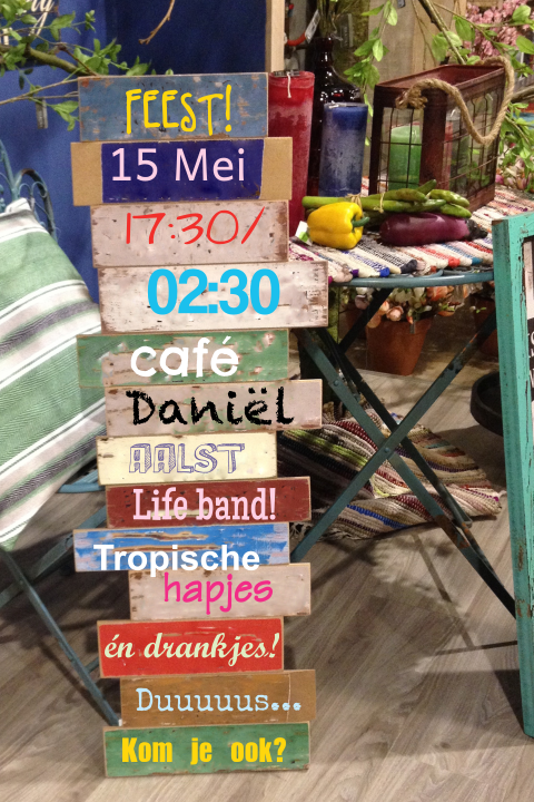 Uitnodiging tuinfeest gekleurde houten bord