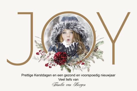 Winterse kerstkaart met foto in de tekst JOY