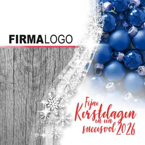 Zakelijke blauwe kerstkaart met kerstballen en hout
