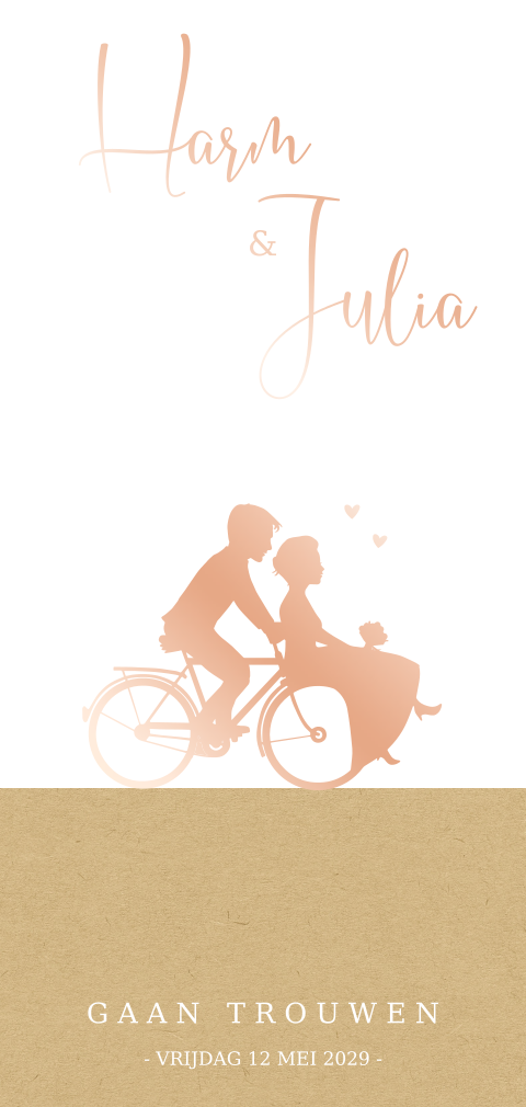 Langwerpige staande trouwkaart bruidspaar fiets rosefolie