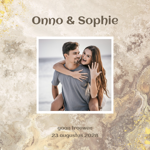 Trouwkaart met marble structuur look achtergrond bruin goud