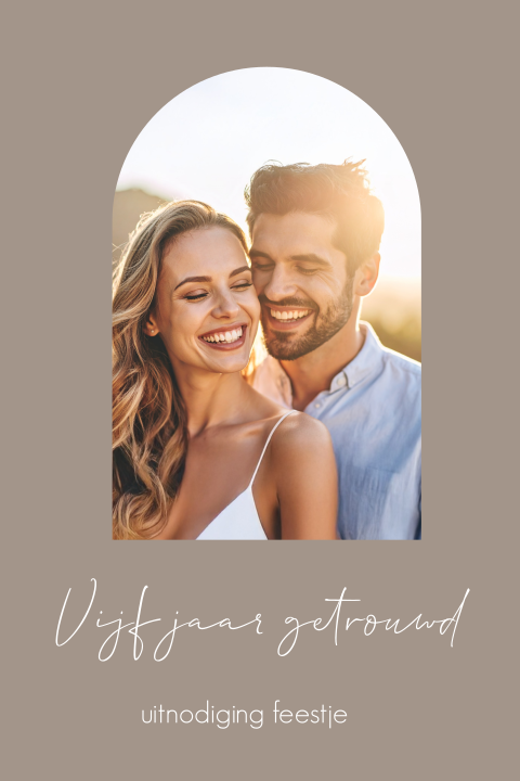 Uitnodiging 5 jaar getrouwd ruimte voor foto in een boog
