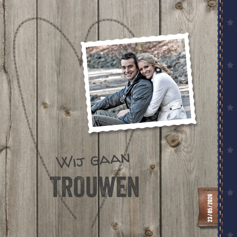 Trouwkaart met houten achtergrond en hart