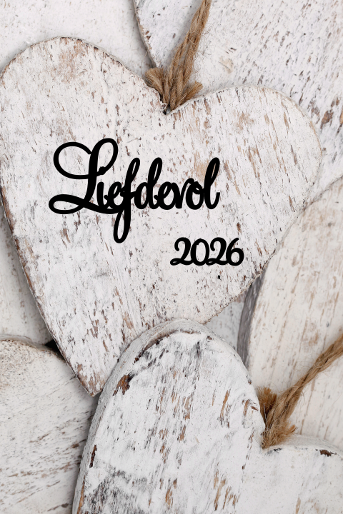 Nieuwjaarskaart Liefdevol 2026 met houten hartjes